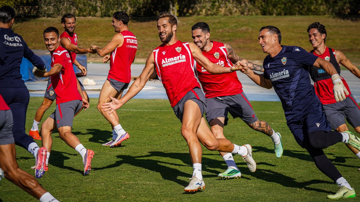 Los jugadores del Almería se divierten jugando y entrenando.