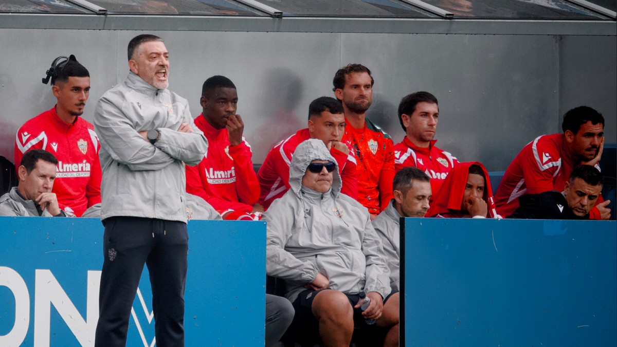 Álex Sola con la mano en la mejilla relegado al banquillo.