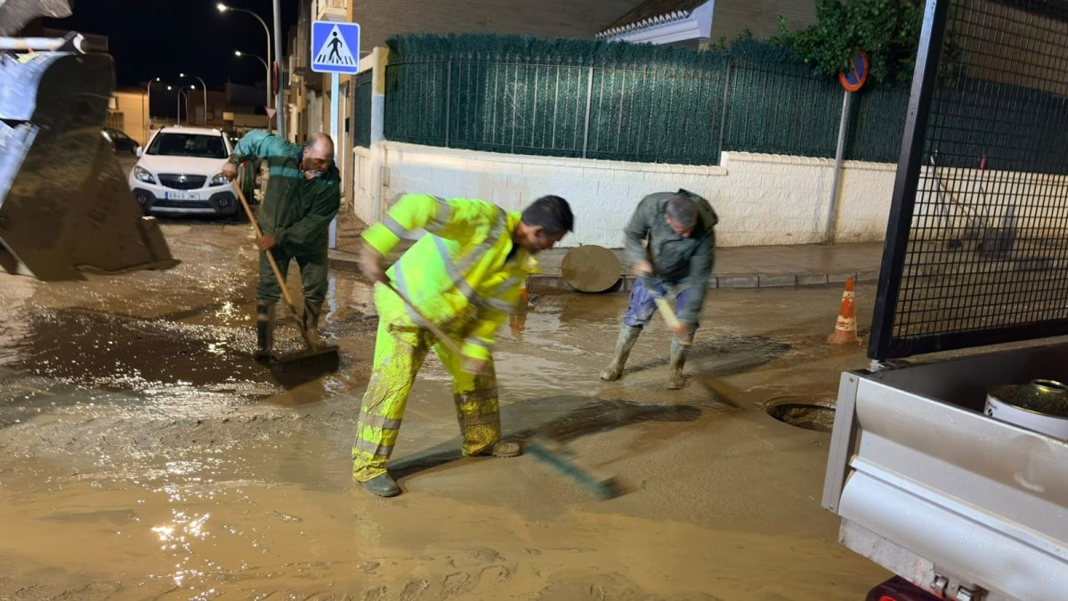 Imagen de Huércal de Almería achicando agua y quitando barro de las calles