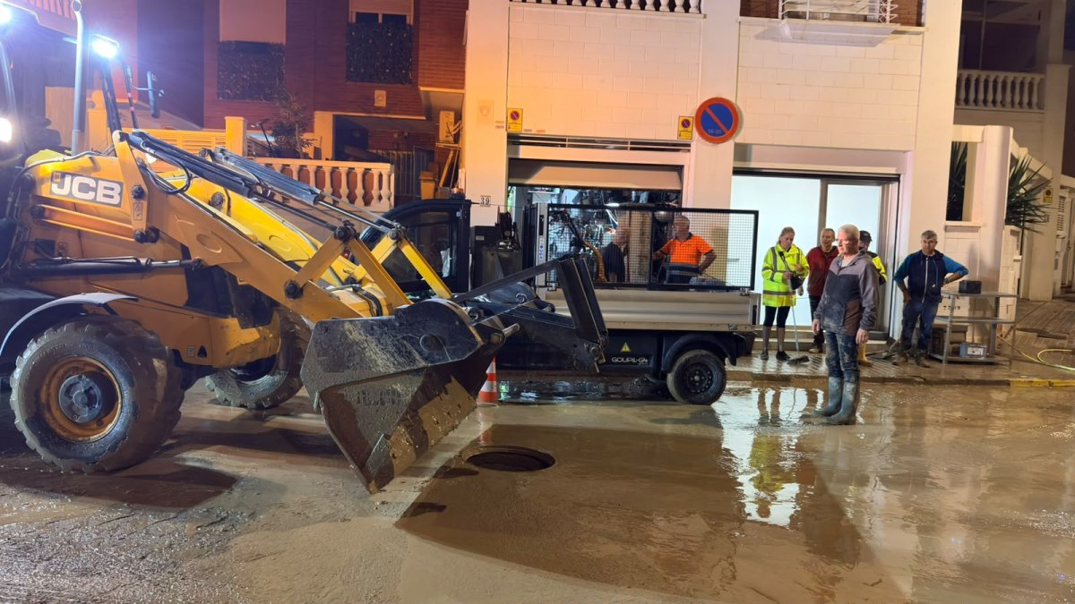 El alcalde ayudó a sacar agua y barro de las viviendas