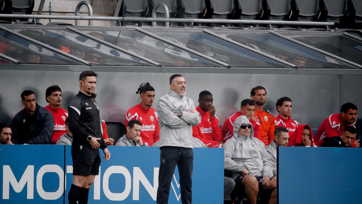 Pimienta se dejó la garganta en la banda para ordenar a su equipo.