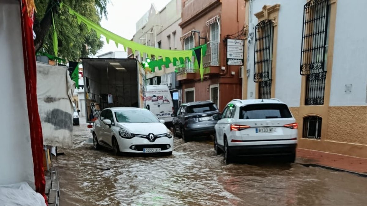 Instantes después de la tromba de agua las calles de Huércal seguían anegadas junto a la Plaza de la Constitución.