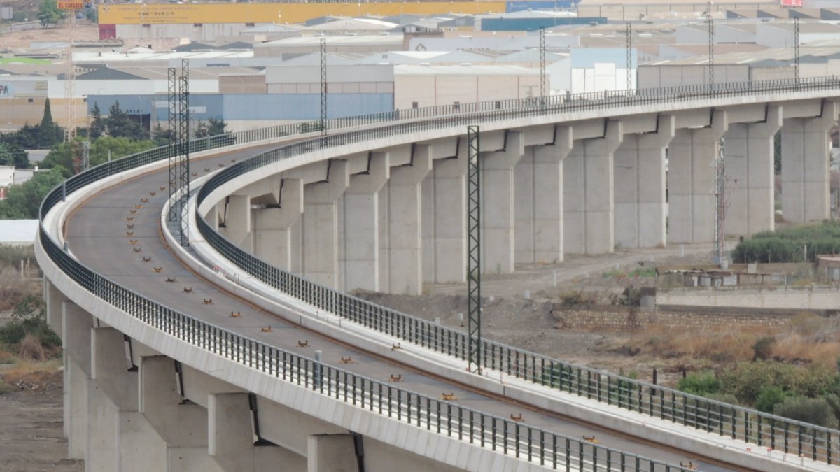 El puente del AVE entre Almería capital, Huércal y Viator ya tiene colocados los postes de la catenaria para la tensión eléctrica.