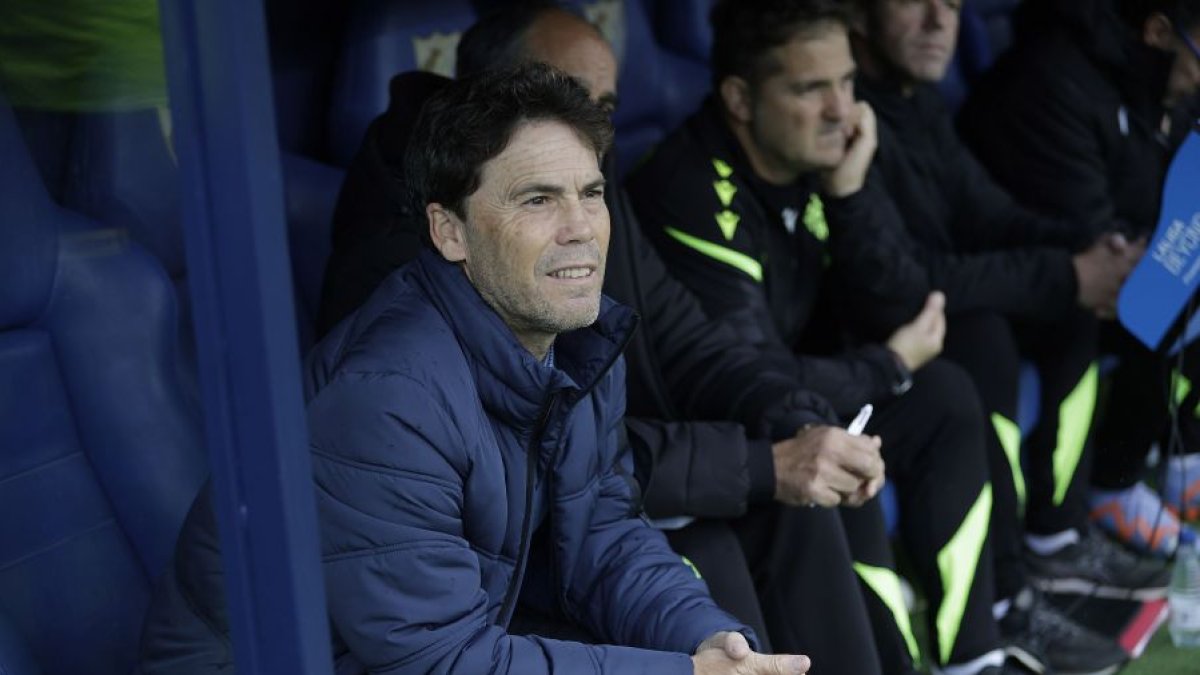 Rubi en el banquillo de La Rosaleda en un Málaga-Almería.