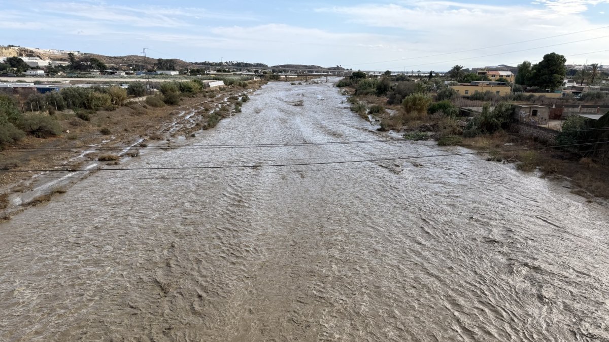 Imagen del Río Andarax a su paso por la capital a primera hora de la tarde del domingo
