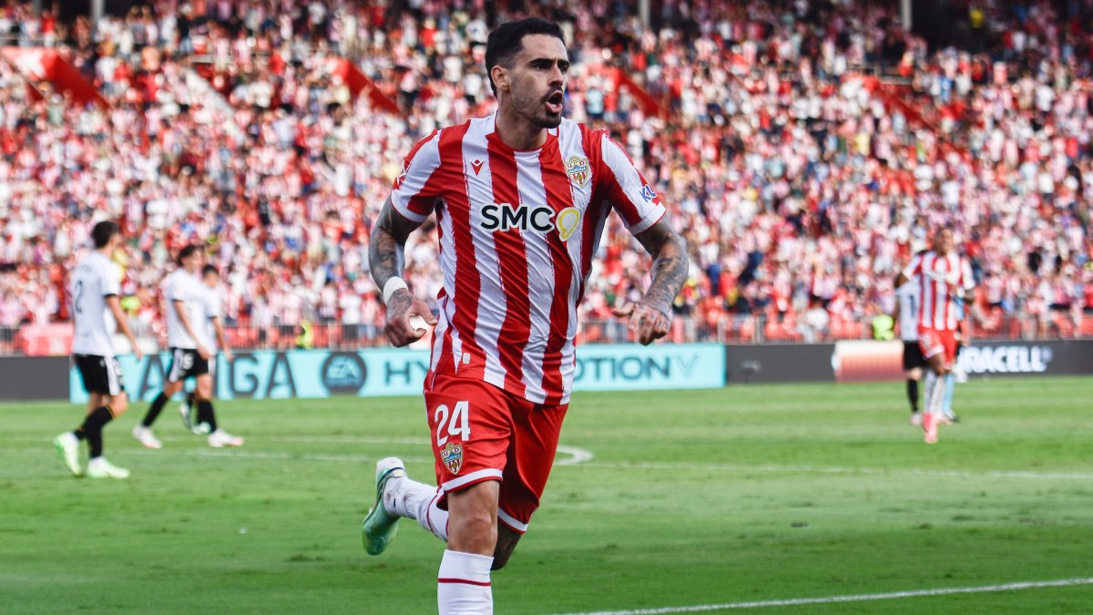 Miguel de la Fuente celebra su gol al Burgos en el Estadio de los Juegos Mediterráneos.