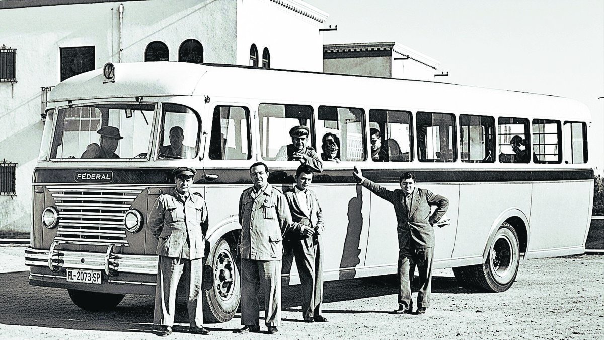 El conductor y el cobrador del autobús del Zapillo, con sus uniformes reglamentarios, a finales de los años 50.