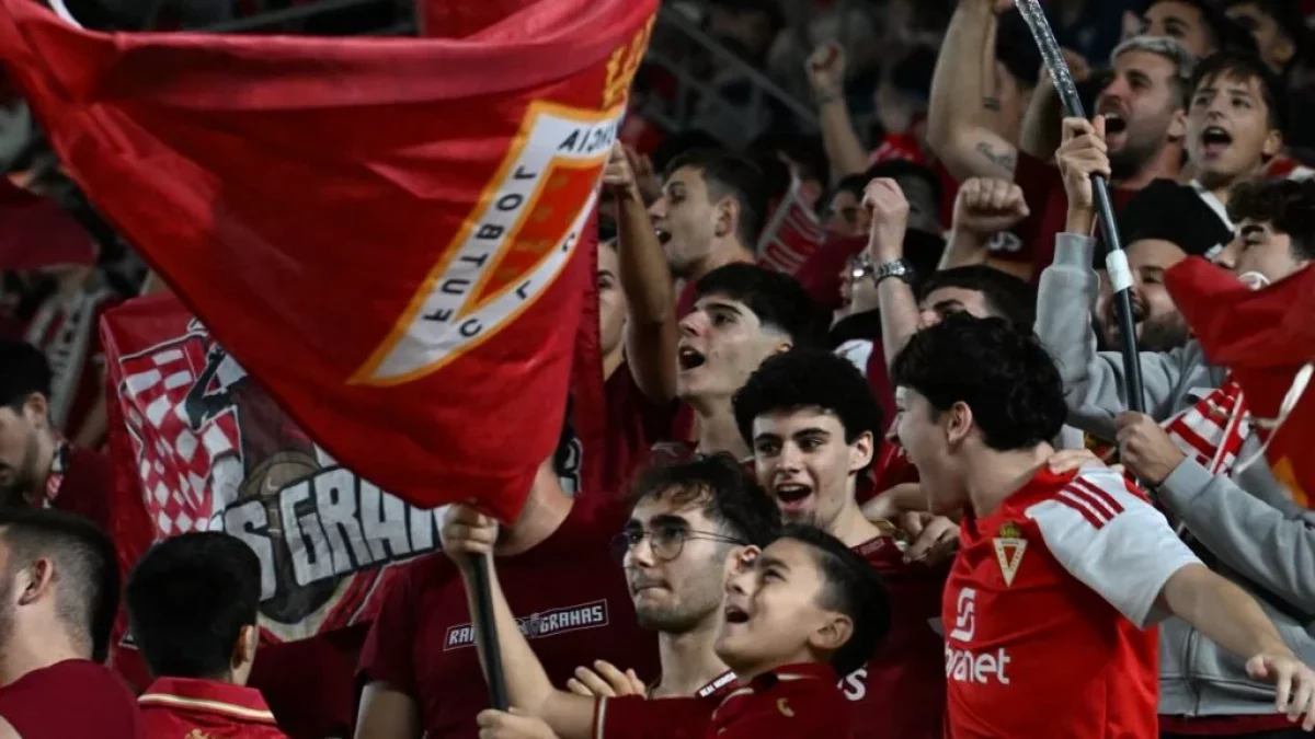Los seguidores del Real Murcia no miran la categoría a la hora de apoyar a su equipo.