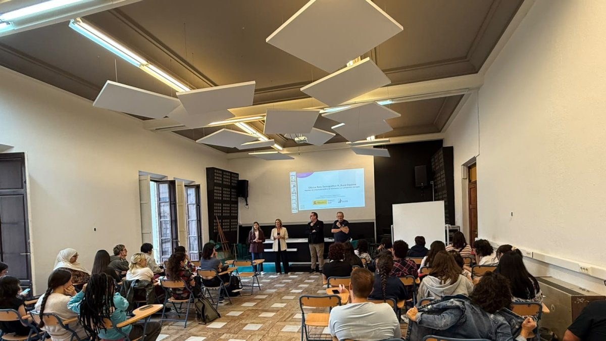 Participantes en el cierre del Ciclo de Talleres 'Erasmus Emprendedores', celebrado en la Escuela de Arte y Superior de Diseño 'Carlos Pérez Siquier' de Almería.