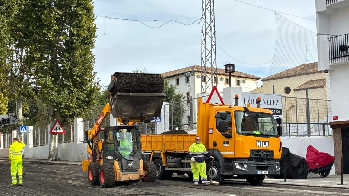 Obras de rehabilitación en una de las carreteras de Vélez-Rubio.