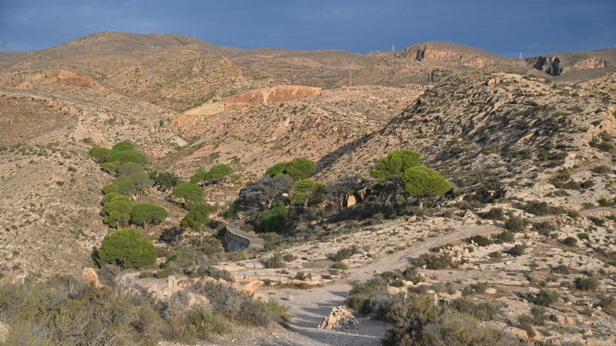 Sendero del entorno de la Muralla de Jayran.