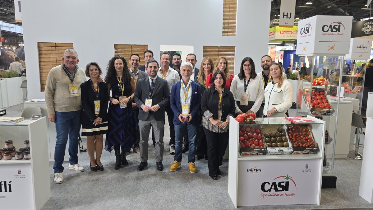 Representantes de la Diputación de Almería y de las empresas de la marca 'Sabores Almería' durante la feria internacional SIAL París.