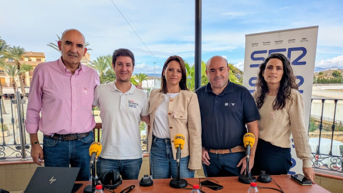 La alcaldesa, María del Mar Alfonso y ediles del Gobierno municipal junto con el periodista Guillermo Mirón durante el programa.