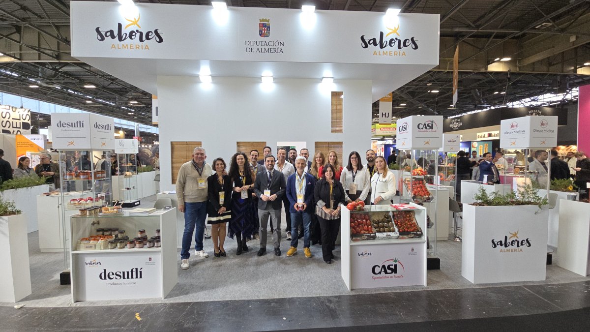 Representantes institucionales y empresariales en el stand de ‘Sabores Almería’ en ‘SIAL París’.