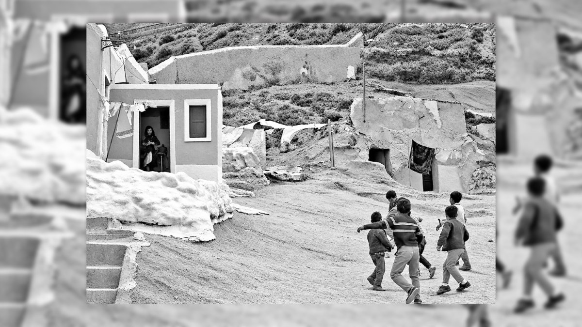 Niños de las cuevas del cerro de la Alcazaba peleando por una pelota en una de aquellas revoleras que formaban en sus juegos.