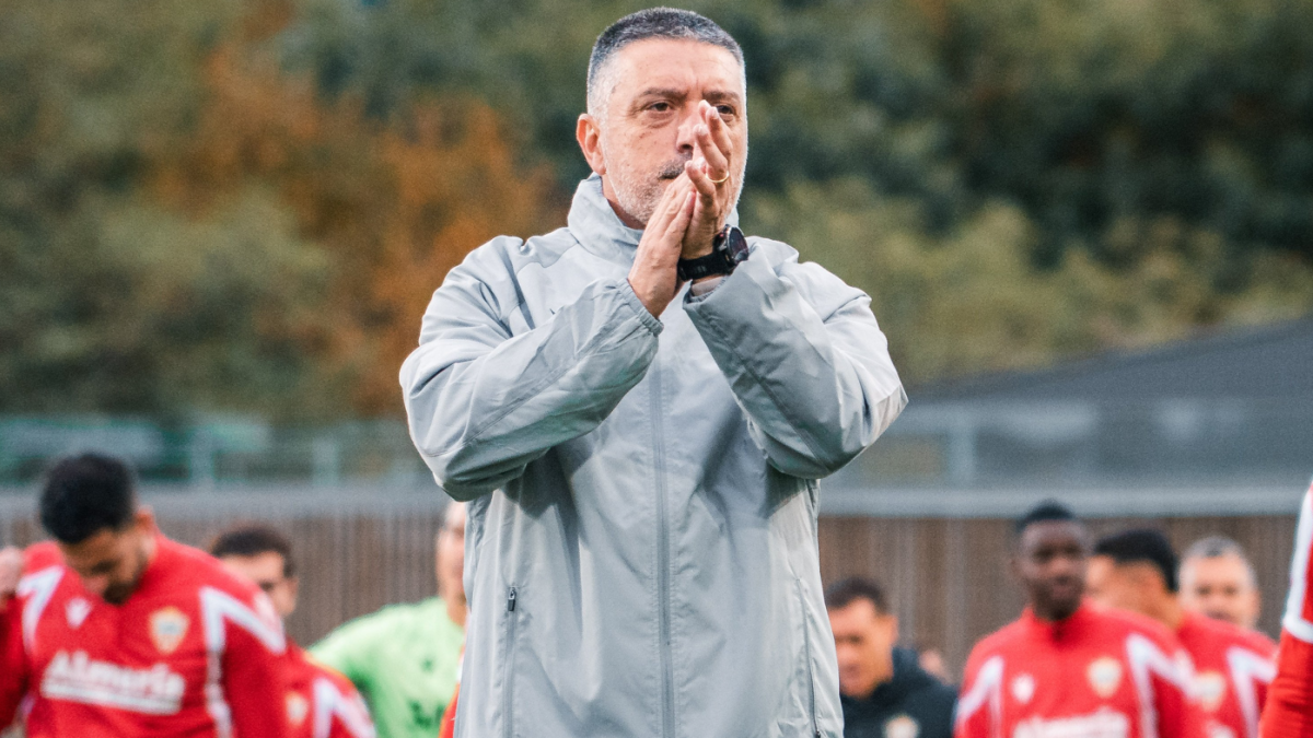 Un entrenador con los pies en la tierra ha devuelto la ilusión al Almería.
