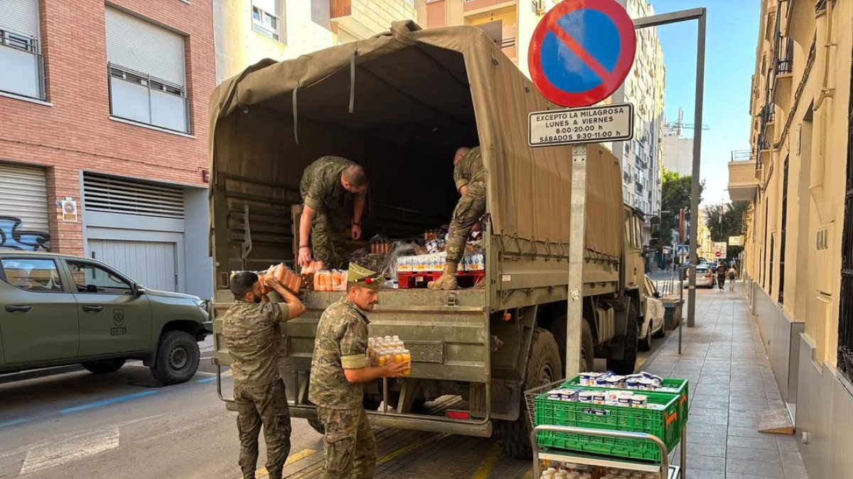 La Legión entrega del excedente de comida y bebida de La Desértica al comedor social La Milagrosa.