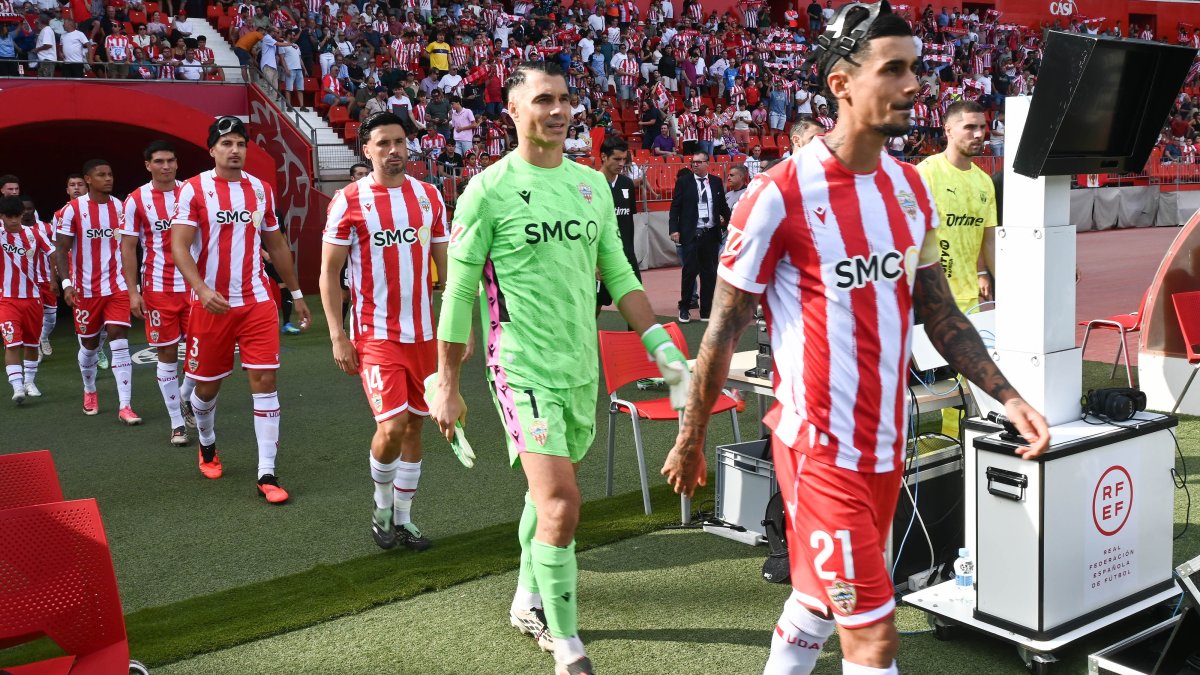 Los futbolistas de la UDA salieron del túnel tras el no ascenso ante el Málaga para volver a intentarlo.