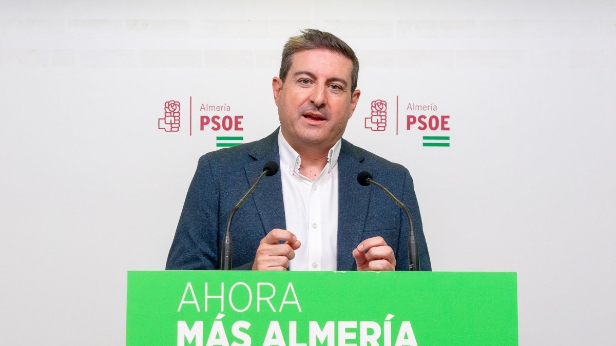 El secretario de Organización del PSOE de Almería, José Nicolás Ayala, durante una intervención ante los medios.