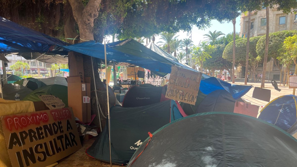 Tiendas de campaña y las lonas instaladas en la Plaza Circular de Almería durante la acampada por el derecho a la vivienda.