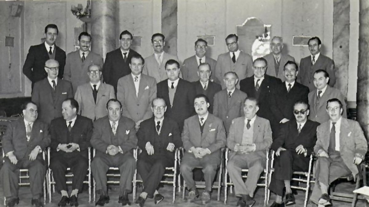 La junta directiva del Colegio de Agentes en el Círculo Mercantil en 1959.