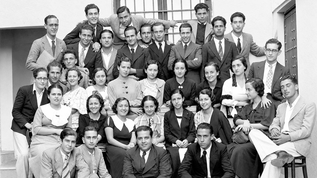 Alumnos y alumnas de la Escuela Normal de Almería en 1936, cuando se preparaban para empezar a ejercer como maestros.