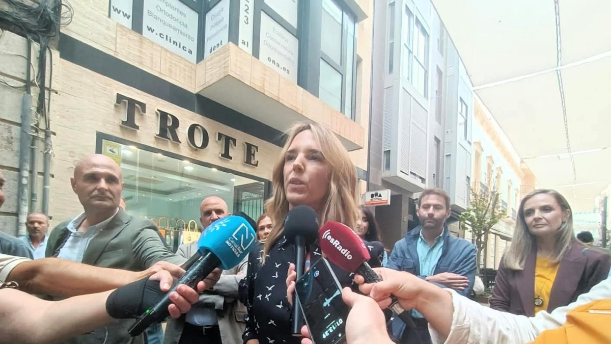 La diputada nacional del PP Cayetana Álvarez de Toledo ofrece declaraciones a los medios de comunicación en Almería.