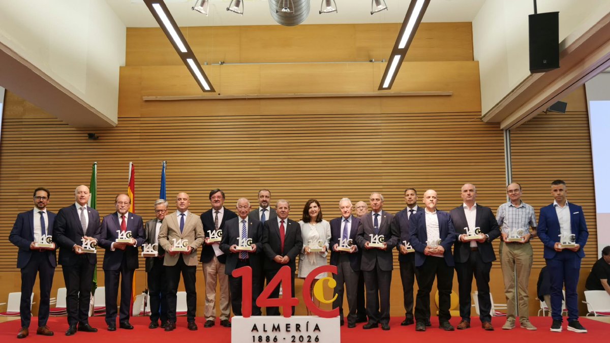 Foto de familia de los premiados y autoridades en el Palacio de Congresos de Aguadulce.