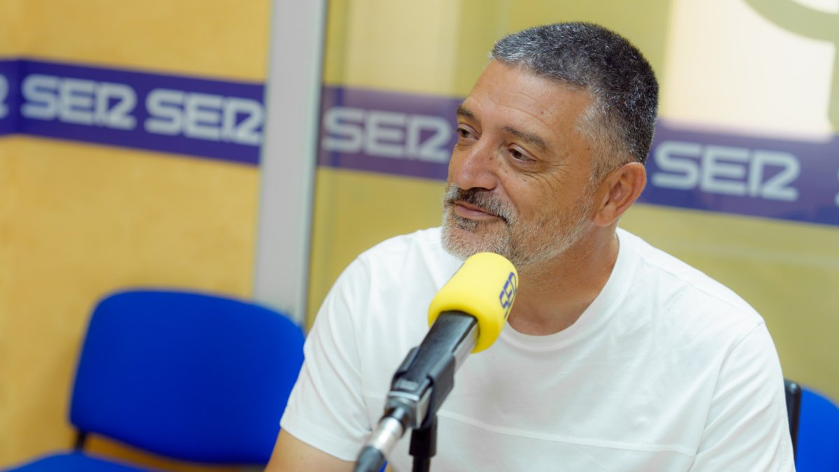 García Pimienta visita La Voz de Almería y SER para analizar el gran momento del Almería, líder de Segunda División.