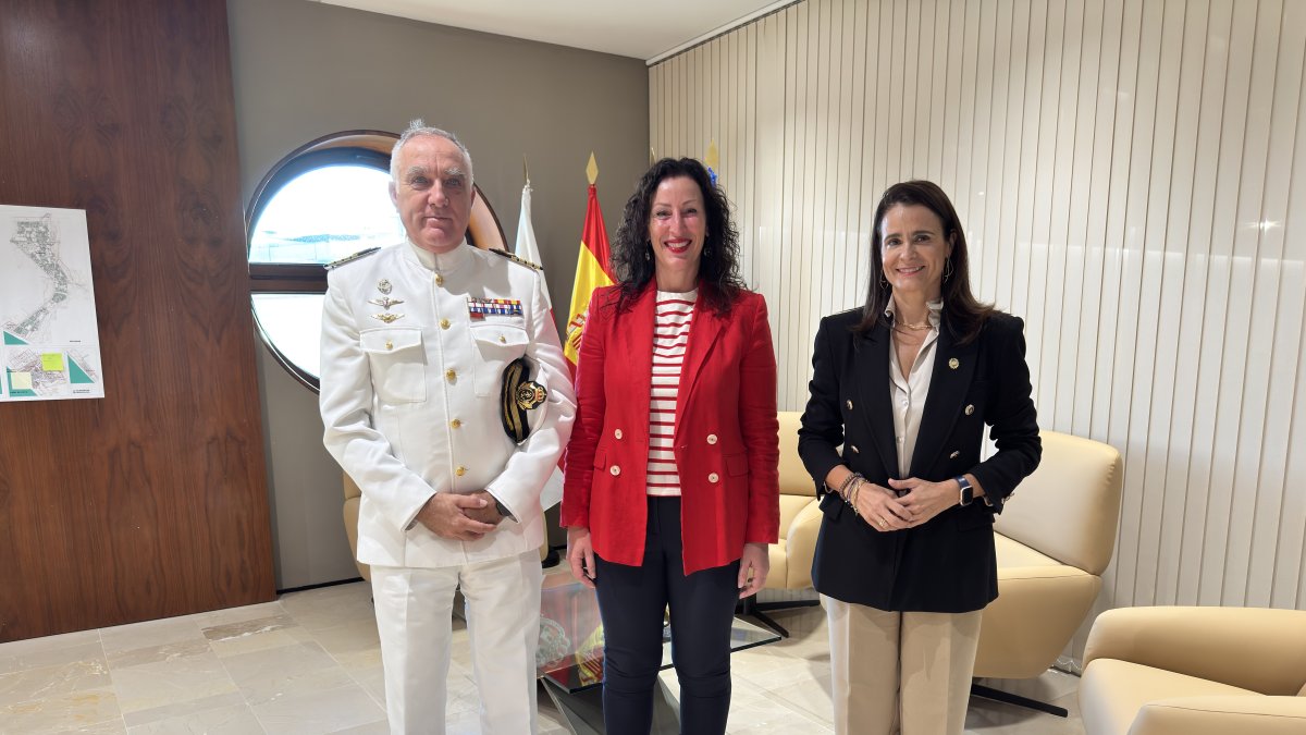 María del Mar Vázquez recibe en Alcaldía al capitán de navío.
