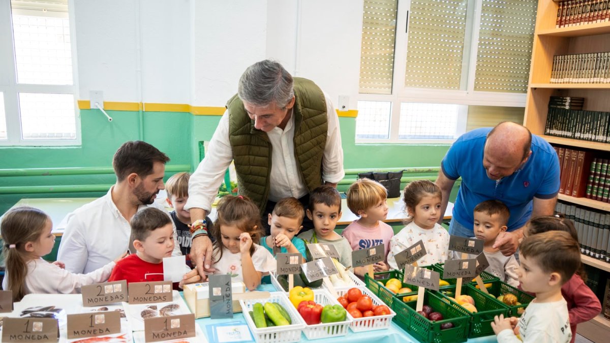 El alumnado de Adra compra producto local.