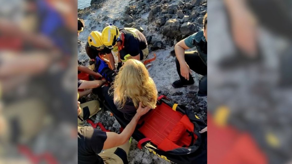 Imagen del rescate de una mujer que había caído por un acantilado próximo a la playa de Los Genoveses.