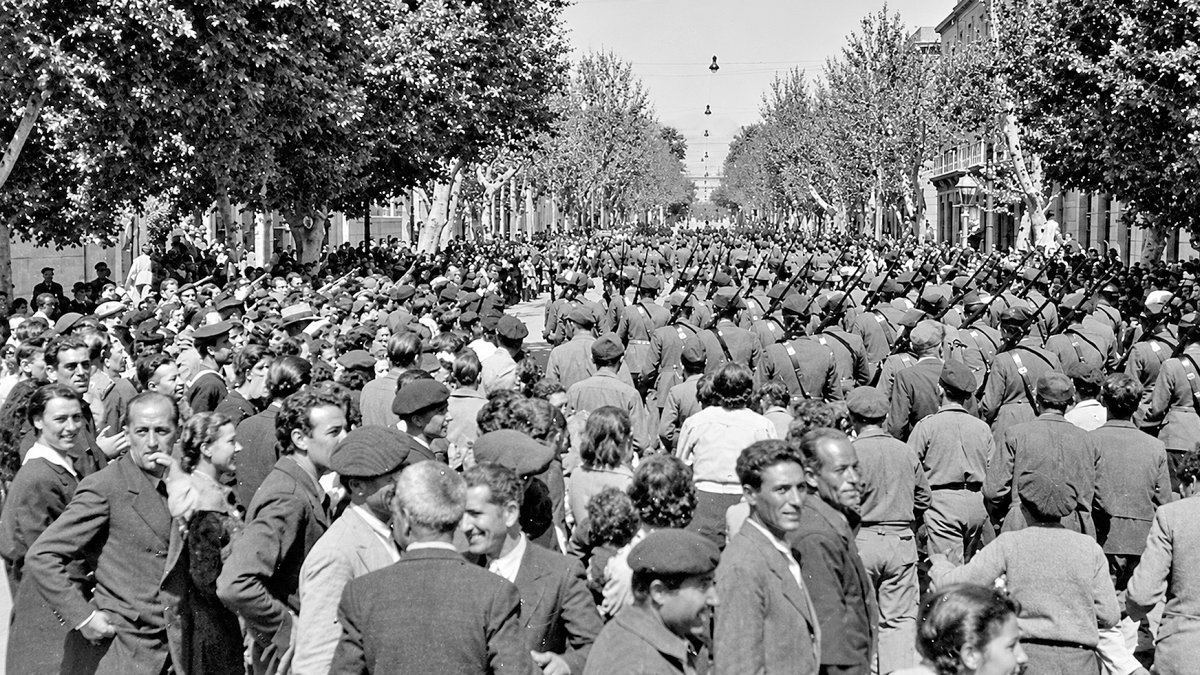 Desfile de las fuerzas nacionales del general Queipo de Llano por el Paseo, el 1o de abril de 1939.