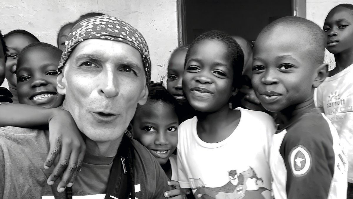 Rodrigo Valero, junto a algunos de los niños que conoció en su viaje a Canchungo.