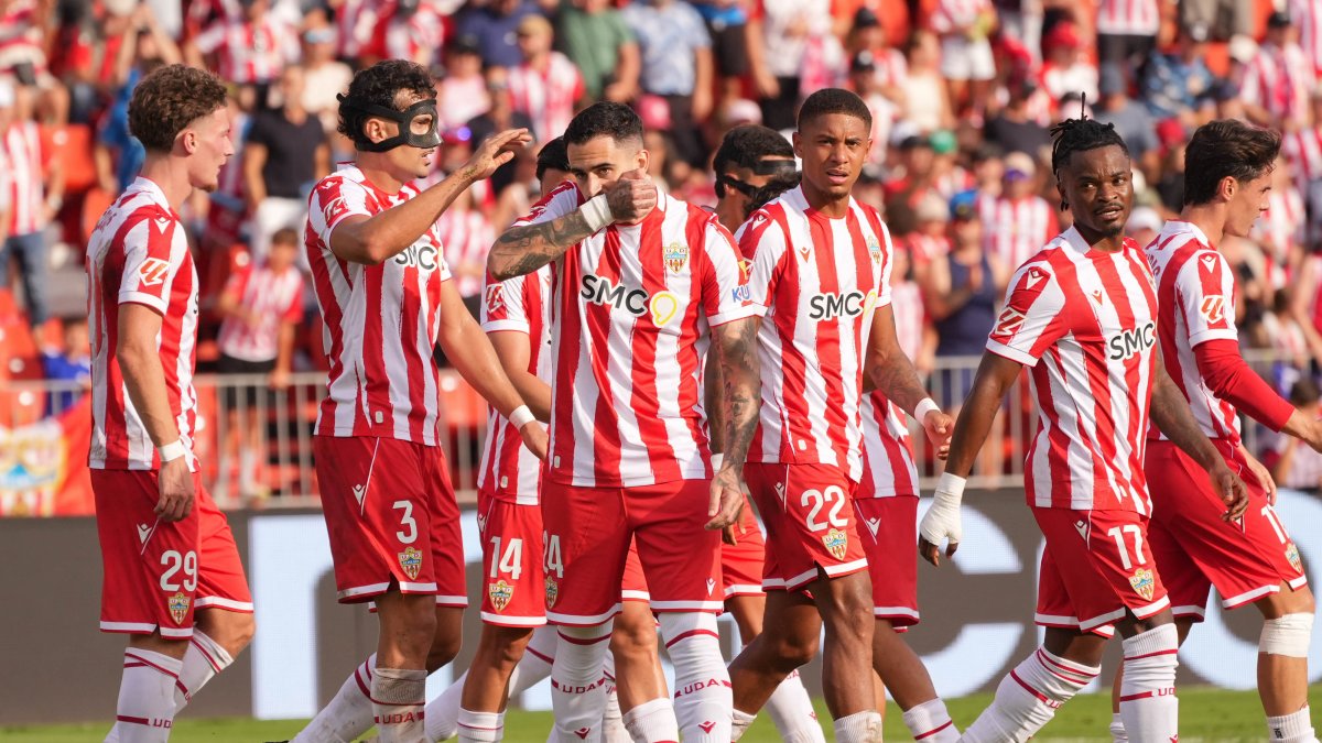 El Almería defiende el liderato frente al Real Oviedo con una columna vertebral muy segura para García Pimienta.