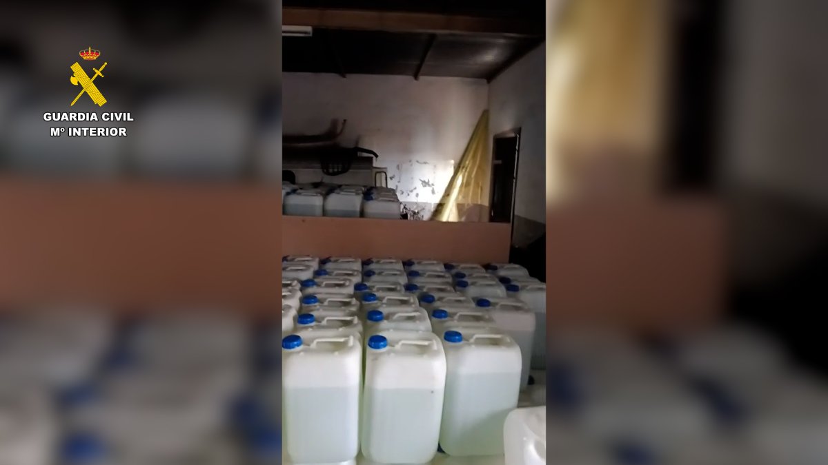 Gasolina almacenada en una cochera de Adra
