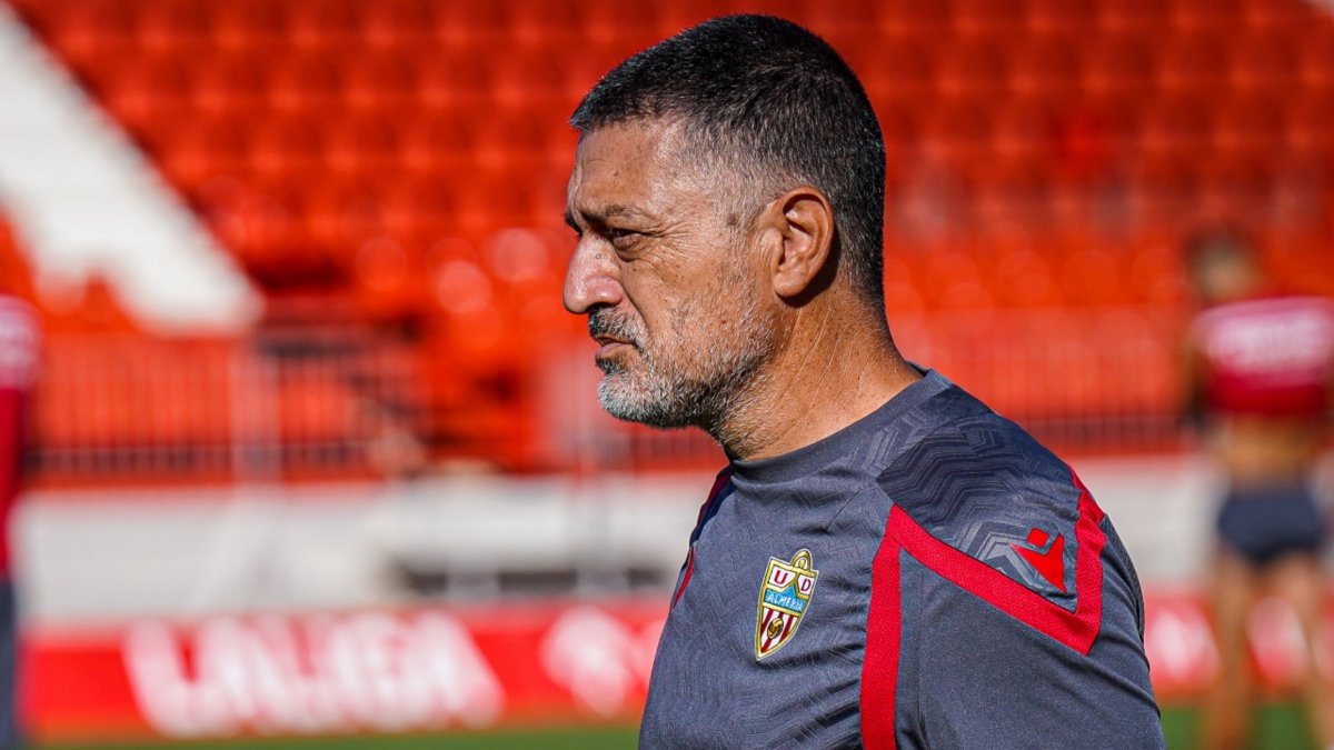 García Pimienta busca alargar el buen momento del Almería frente al Real Oviedo, un rival llamado a pelear por el ascenso.