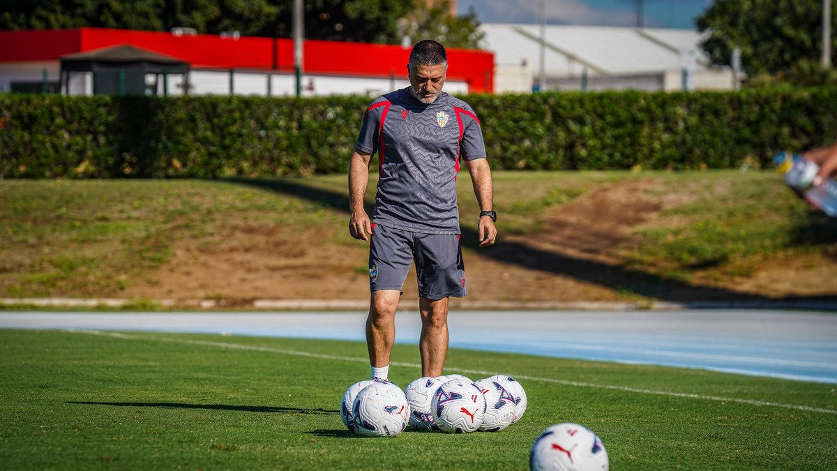 El entrenador del Almería tiene para elegir con una plantilla de mucha calidad.