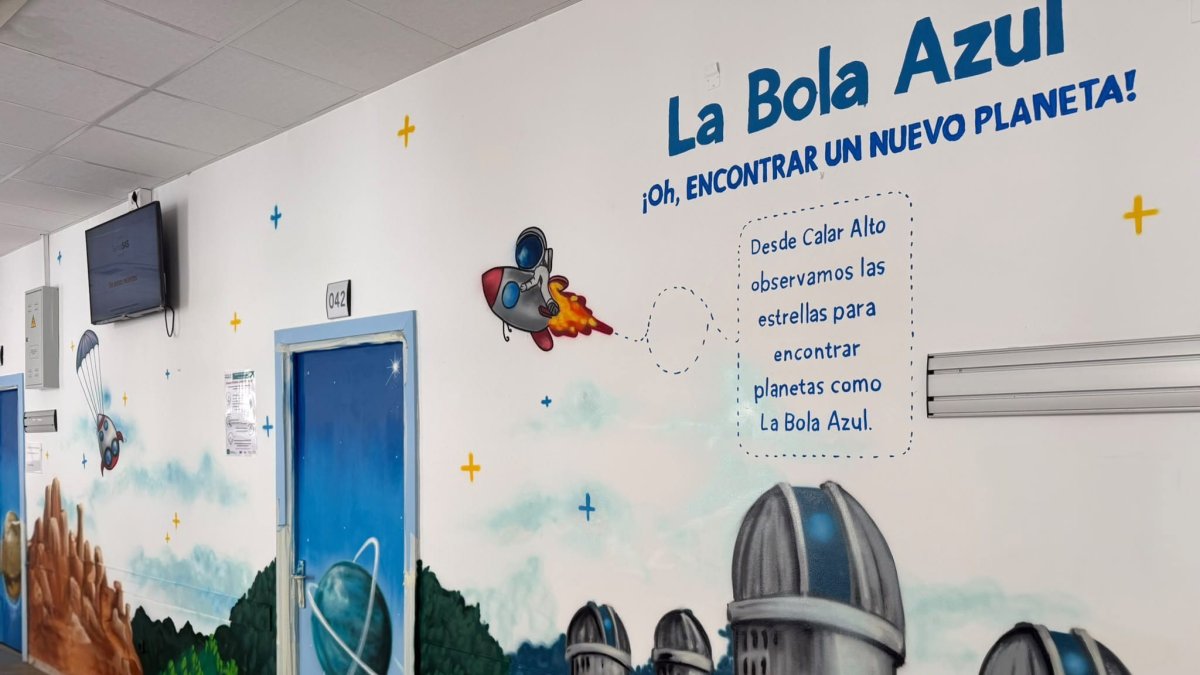 Decoración temática en las consultas infantiles del Centro Periférico de Especialidades Bola Azul, en Almería.