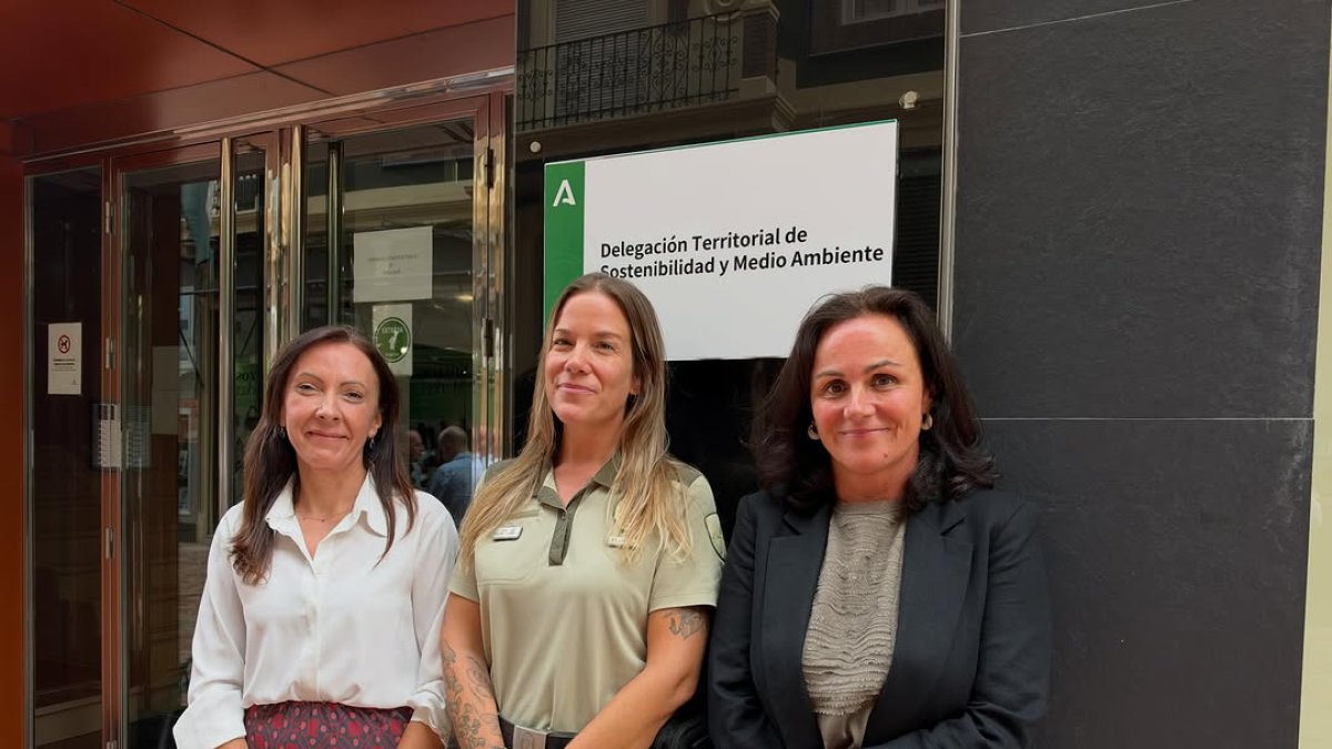 Mónica Cansino (centro), nueva coordinadora de los Agentes Medioambientales de Andalucía en Almería, junto a la consejera de Sostenibilidad y Medio Ambiente, Fina Martínez (izquierda).