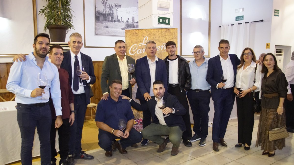 Los hermanos Francisco y Carlos Carrillo, responsables de Distribuciones Macar, posan junto al resto de integrantes del equipo.
