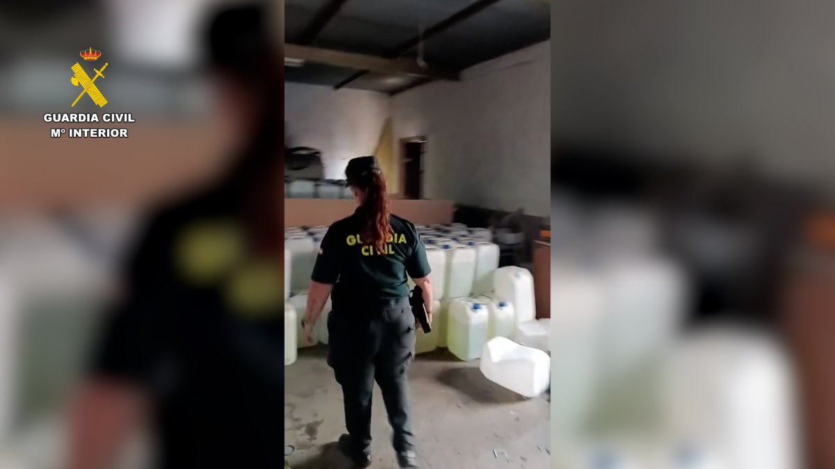Gasolina almacenada en una cochera de Adra.