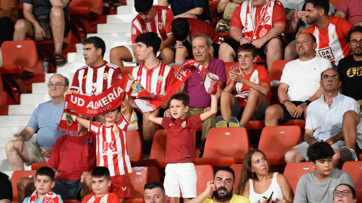 Aficionados de la UDA en el Almería-Eldense.