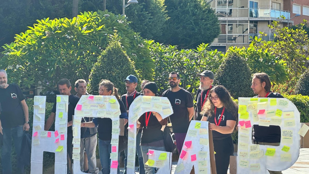 Participantes en el 'Gesto por las Personas Sin Hogar', celebrado en la Rambla Federico García Lorca de Almería.