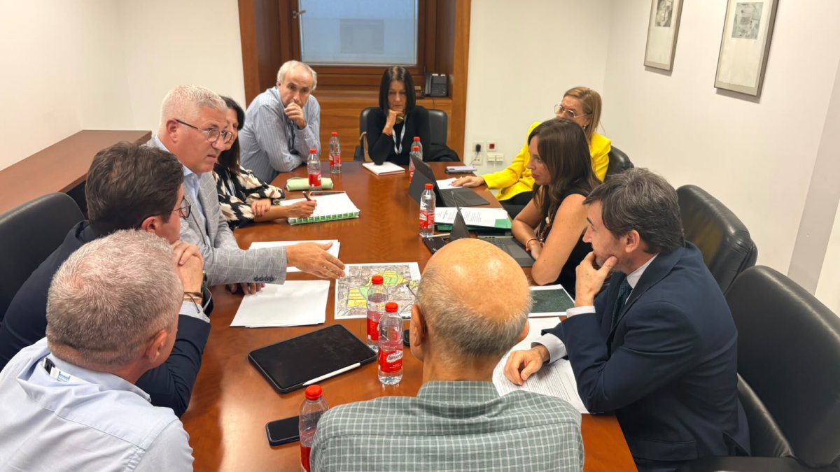 Imagen del encuentro mantenido entre el Ayuntamiento de Huércal de Almería y la Junta de Andalucía.