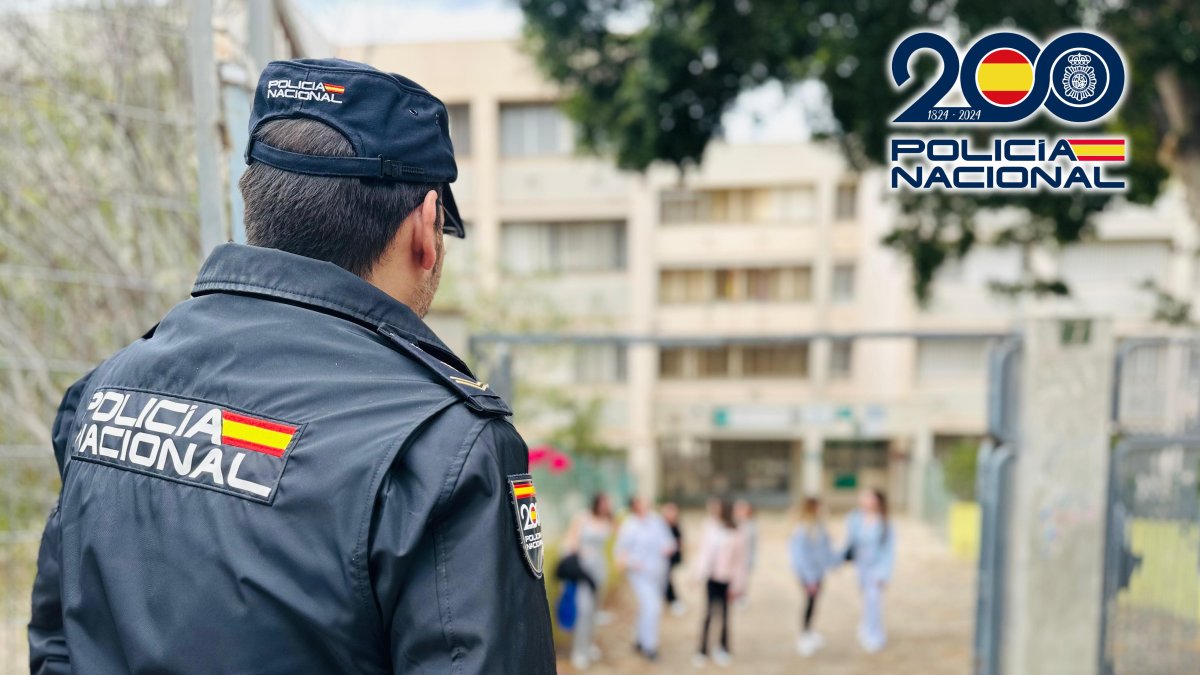 La Policía Nacional advierte de los riesgos del último fenómeno viral en los centros escolares.