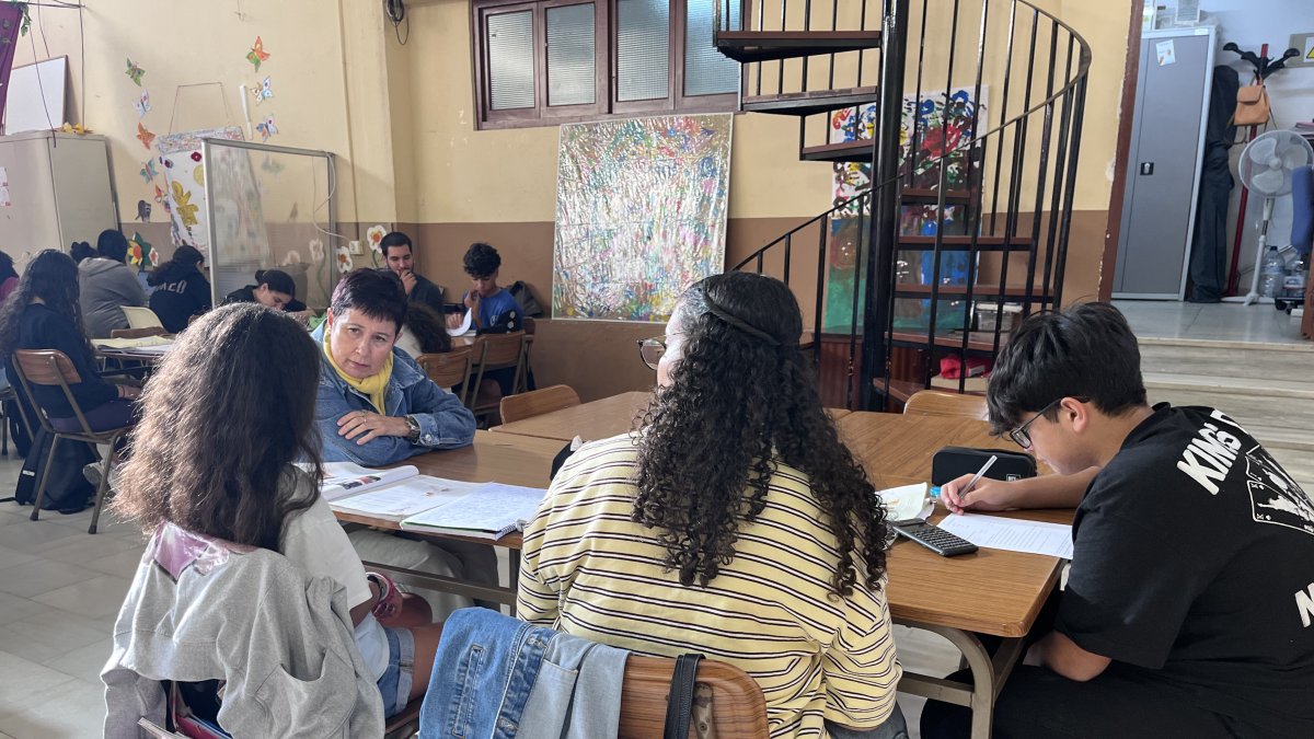 Un grupo de alumnos en la actividad de apoyo escolar de la asociación.