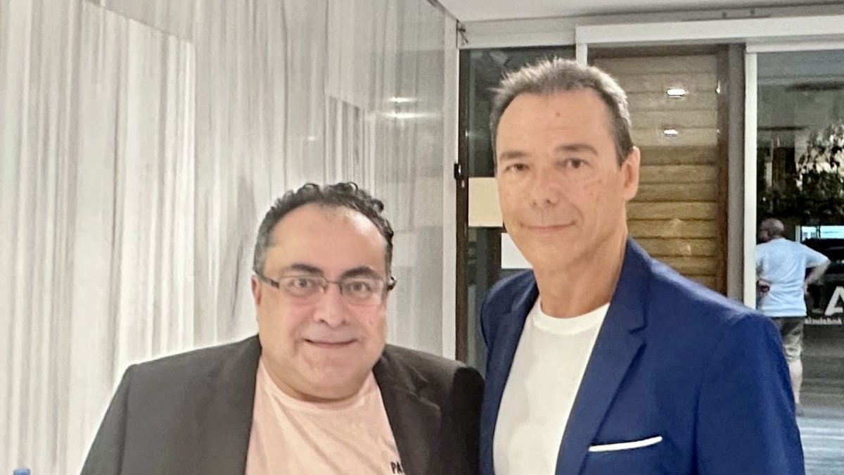 Vahid Razavi activista por los derecho humanos, director del documental Forever Peace Now junto al periodista y coordinador de Amnistía Internacional en Almería, Antonio Hermosa.