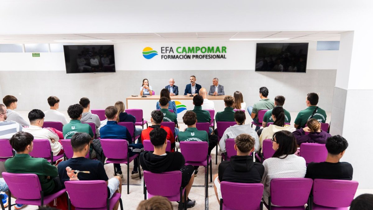 El consejero de Agricultura, Pesca, Agua y Desarrollo Rural, Ramón Fernández-Pacheco, ha visitado la Escuela Familiar Agraria EFA Campomar, Roquetas de Mar