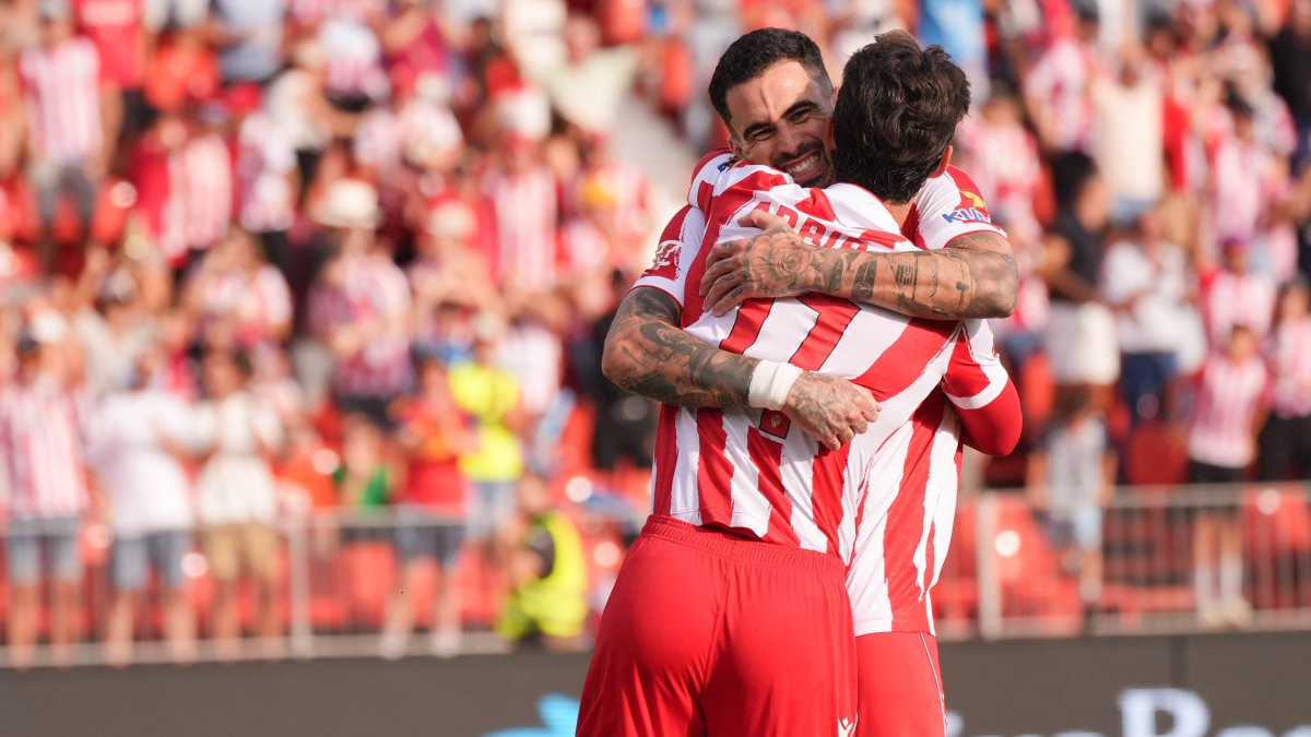 Miguel se abraza a Arribas para celebrar su gol al Leganés.
